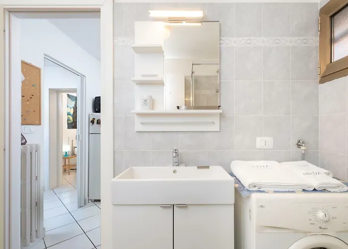 Hiwya - Is Where Are 아파트 볼로냐